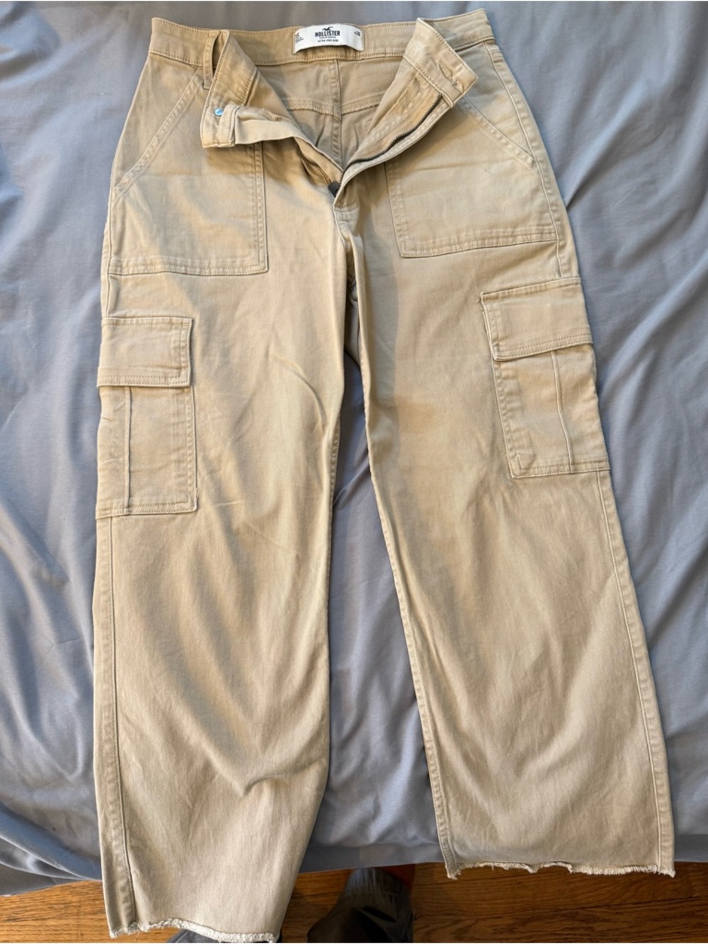 Hollister Woman’s Beige/Tan Cargo Pants